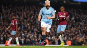 Read more about the article Aguero penalty fires Man City past West Ham