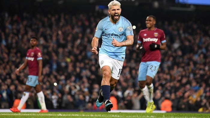 You are currently viewing Aguero penalty fires Man City past West Ham
