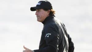 Read more about the article Mickelson’s victory delayed by poor weather