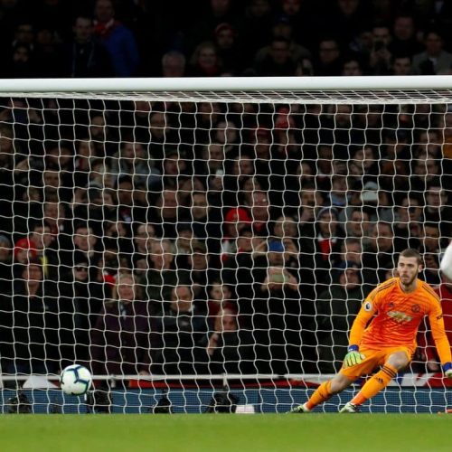 Arsenal punish wasteful United to go fourth