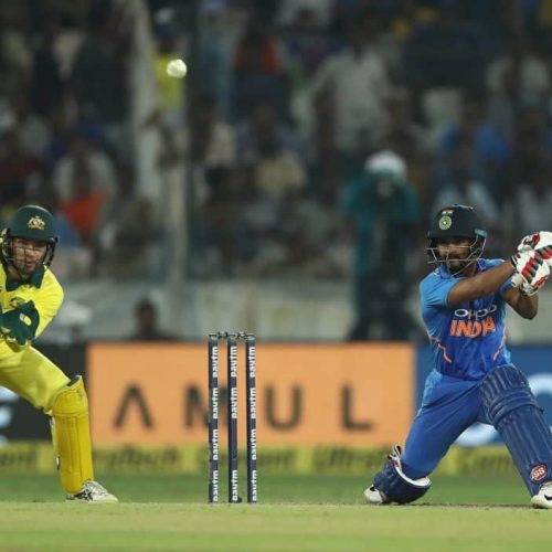 Jadhav, Dhoni roast Australia