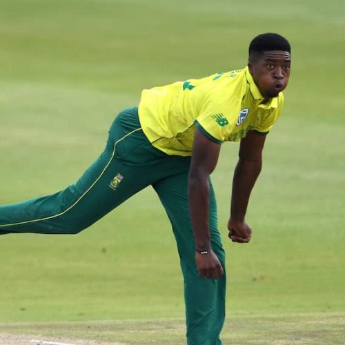 Sipamla in as Proteas bowl first