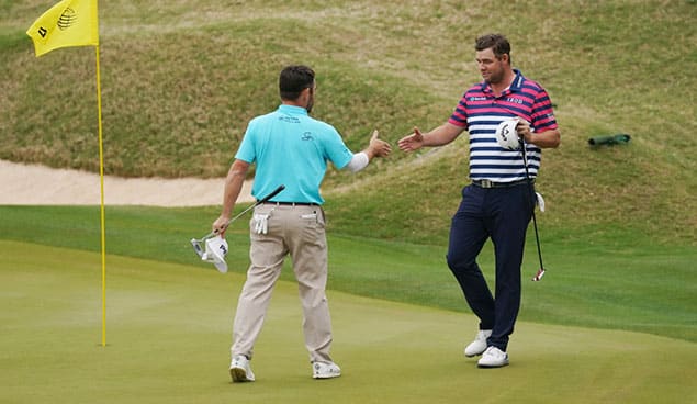 You are currently viewing Leishman, Oosthuizen lead the way