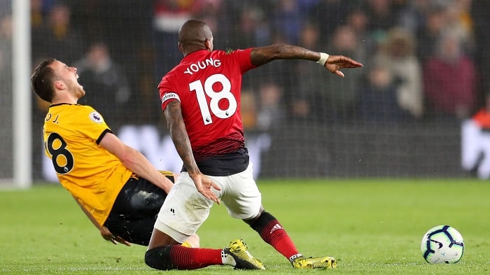 You are currently viewing Young sees red as Wolves edge Man United