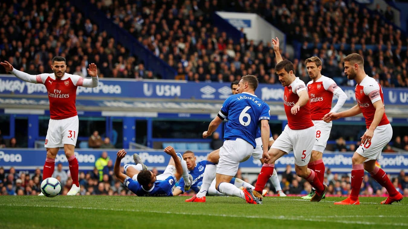 You are currently viewing Arsenal dealt top-four blow by Everton