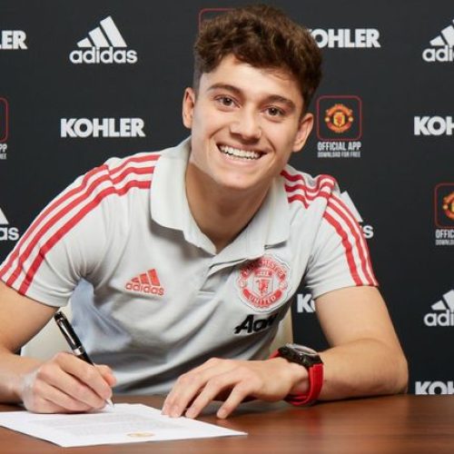 James completes move to Man Utd