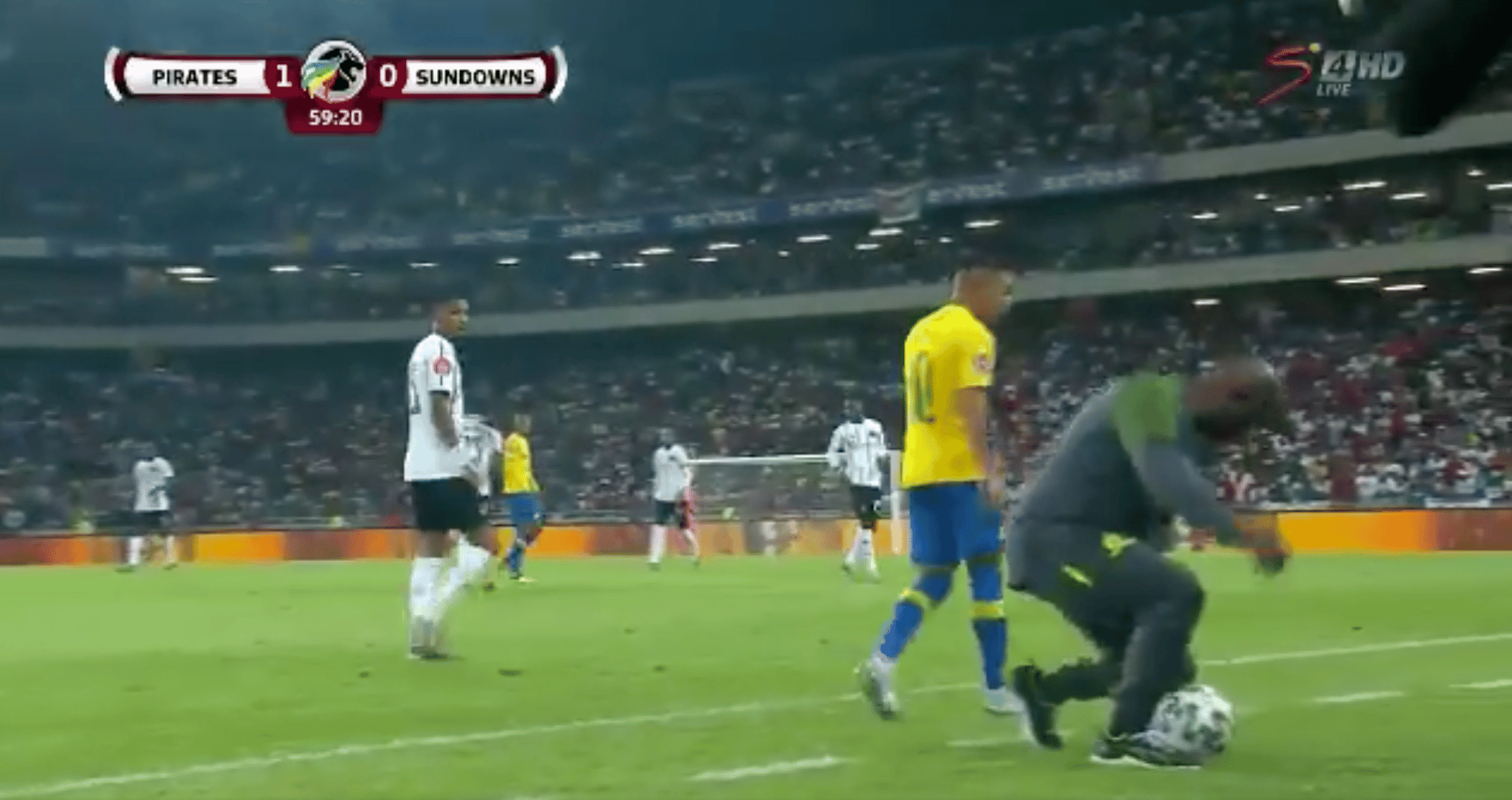 You are currently viewing Watch: Pitso showcases his skills on the touchline