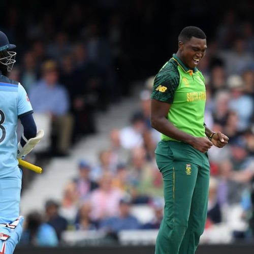 Ngidi returns as Proteas bat first in Pink ODI