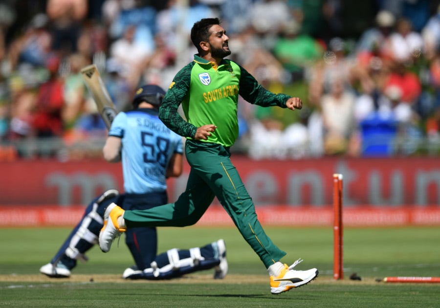 You are currently viewing Shamsi impresses despite Denly rearguard