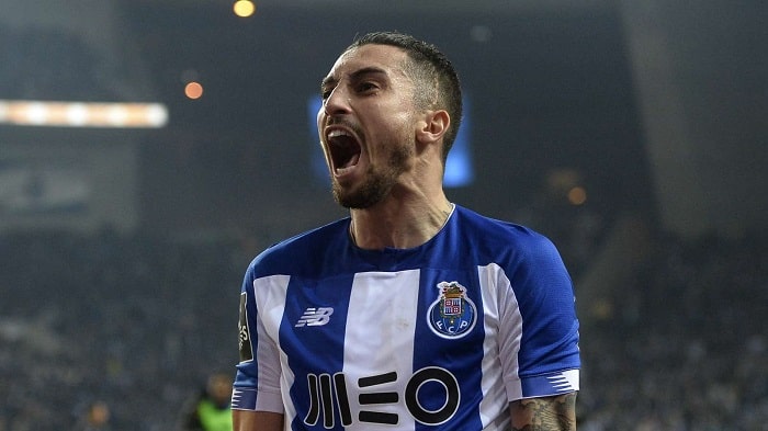 You are currently viewing Man United agree deal with Porto for left back Alex Telles