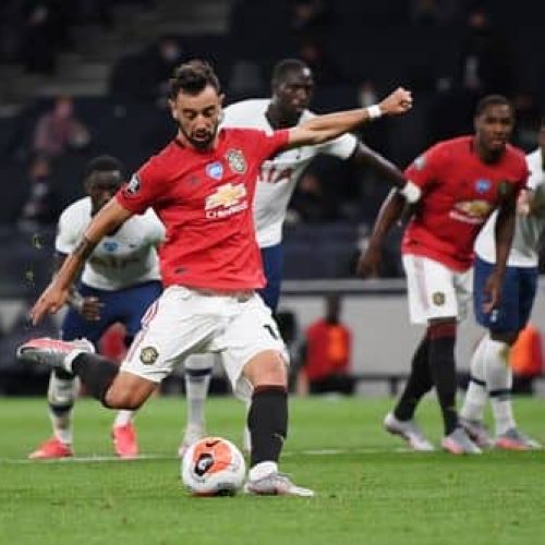 Fernandes penalty earns Man Utd point at Spurs