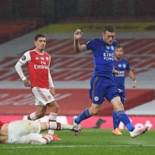 10-man Arsenal blunted by late Vardy equaliser