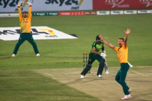 Read more about the article Pretorius shines as Proteas keep series alive