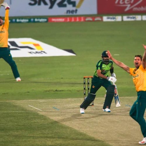 Pretorius shines as Proteas keep series alive