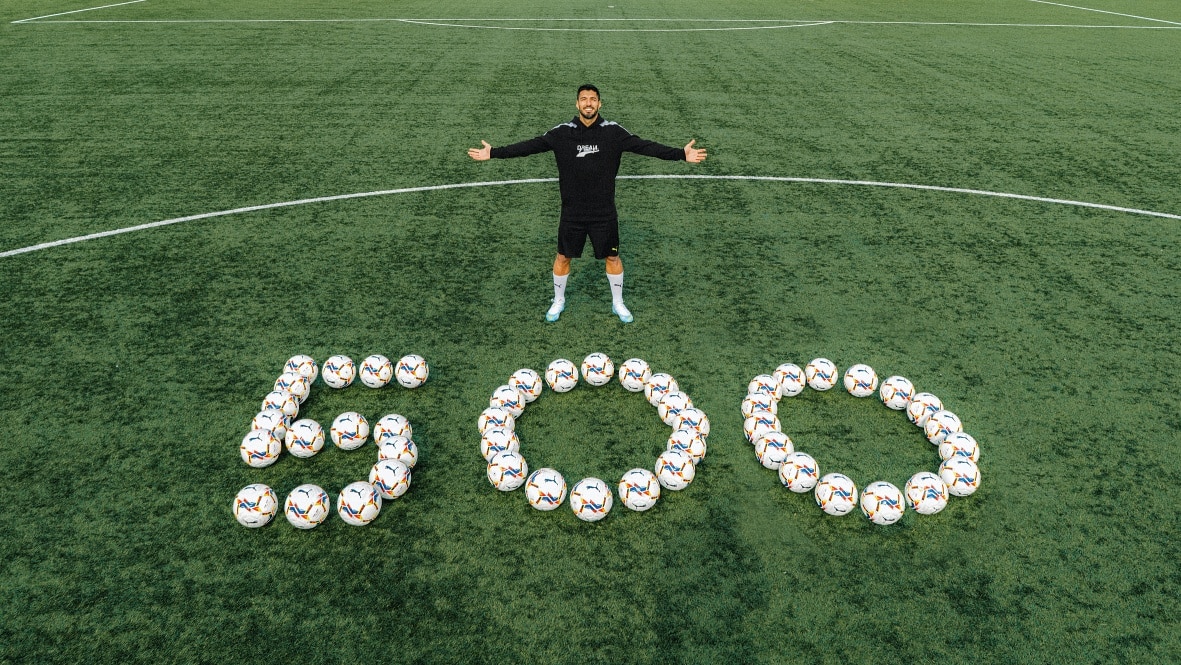 You are currently viewing Suárez donates 500 signed footballs to youth following his 500-goal landmark