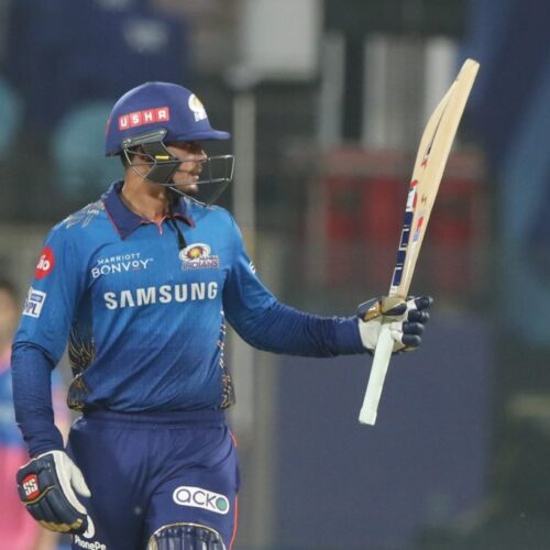 De Kock finds form, guides Mumbai to victory