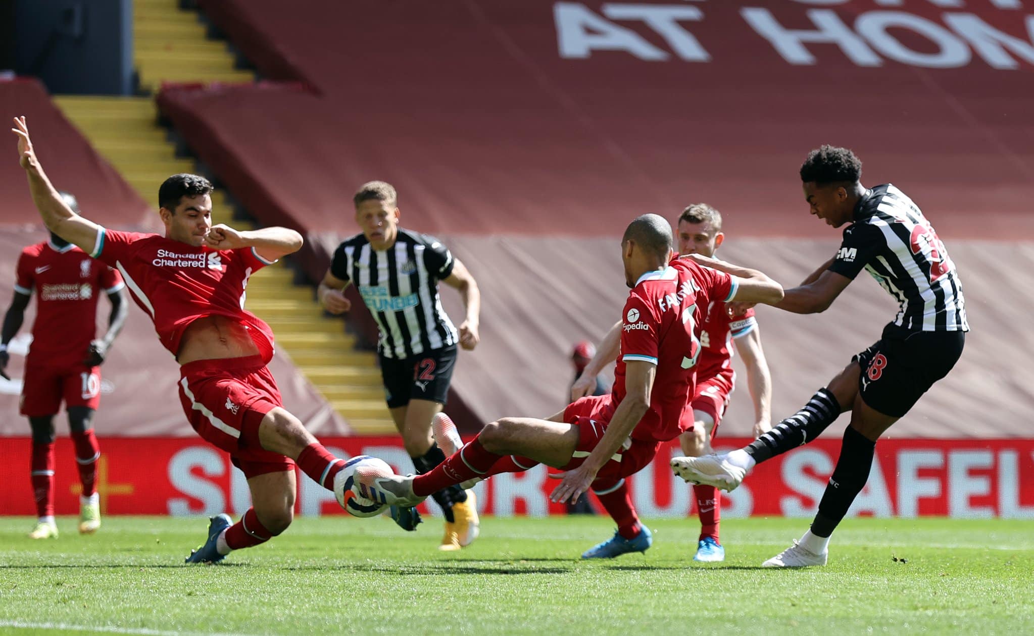 You are currently viewing Late drama earns Newcastle a point at Anfield