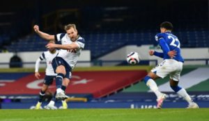Read more about the article Kane scores twice in Spurs draw at Everton before limping off injured