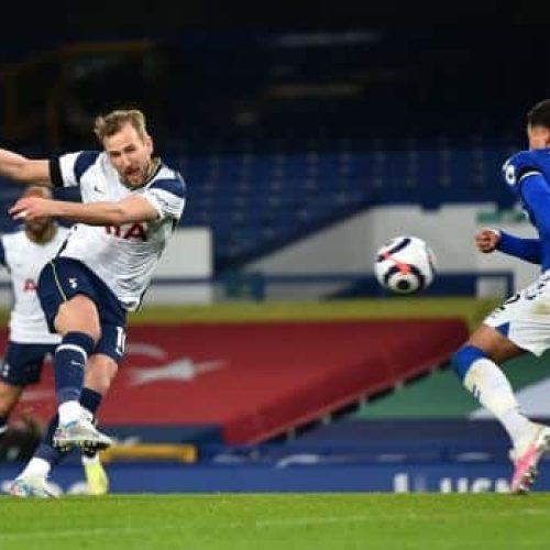 Kane scores twice in Spurs draw at Everton before limping off injured