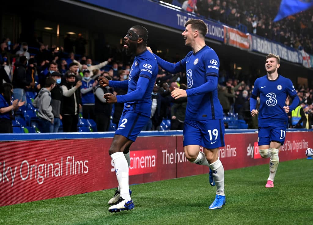 Chelsea hold on to beat Leicester in crucial win