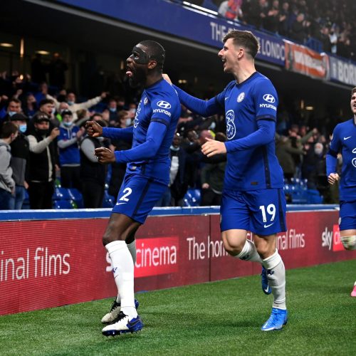 Chelsea hold on to beat Leicester in crucial win