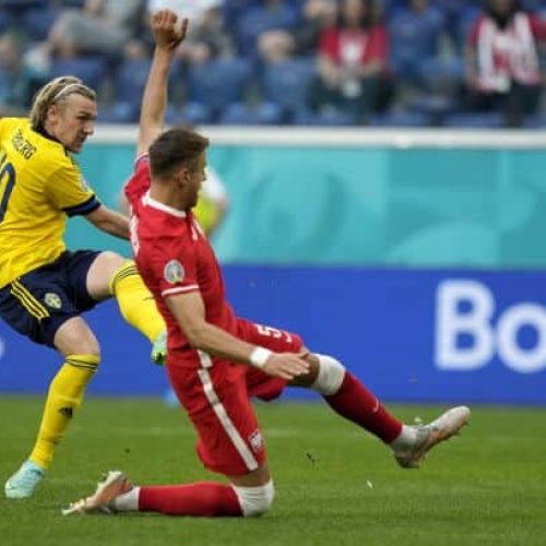 Sweden top Group E with last-gasp win over Poland