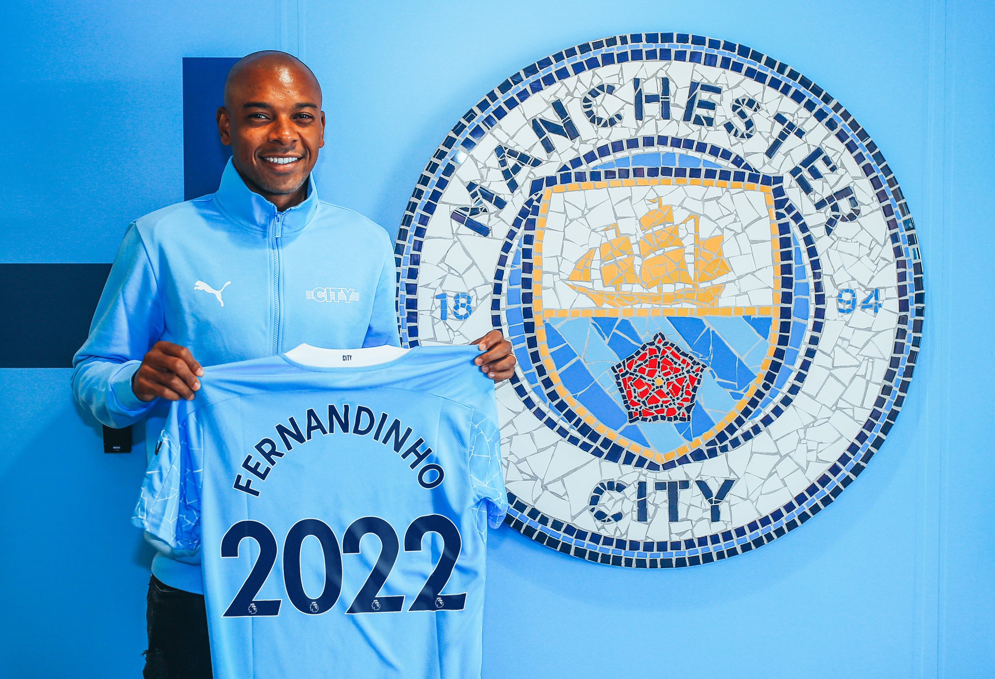 You are currently viewing Fernandinho signs new one-year deal at Manchester City