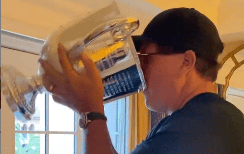 You are currently viewing Watch: Mickelson drinks from the ‘Wanamaker’ trophy