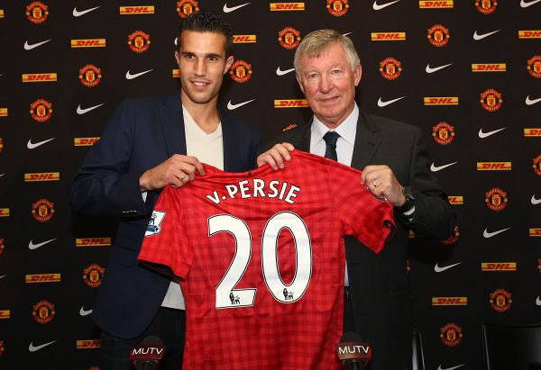 You are currently viewing On this day in 2012: Man Utd confirm offer for Robin Van Persie