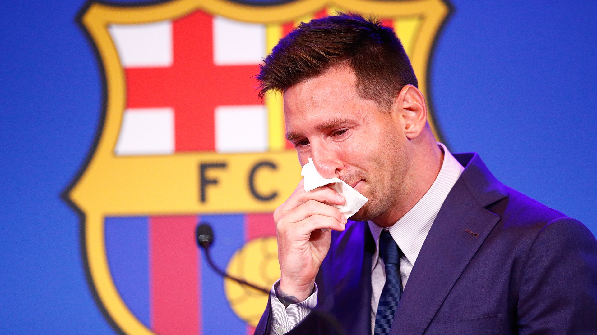You are currently viewing Watch: Lionel Messi bids tearful goodbye to Barcelona