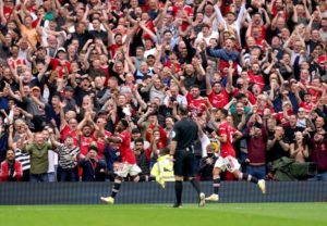 Read more about the article Solskjaer revels in atmosphere as Man Utd put on a show