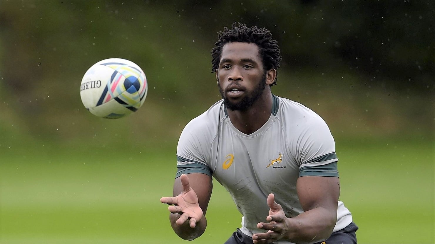You are currently viewing Kolisi opens up on struggles with alcohol