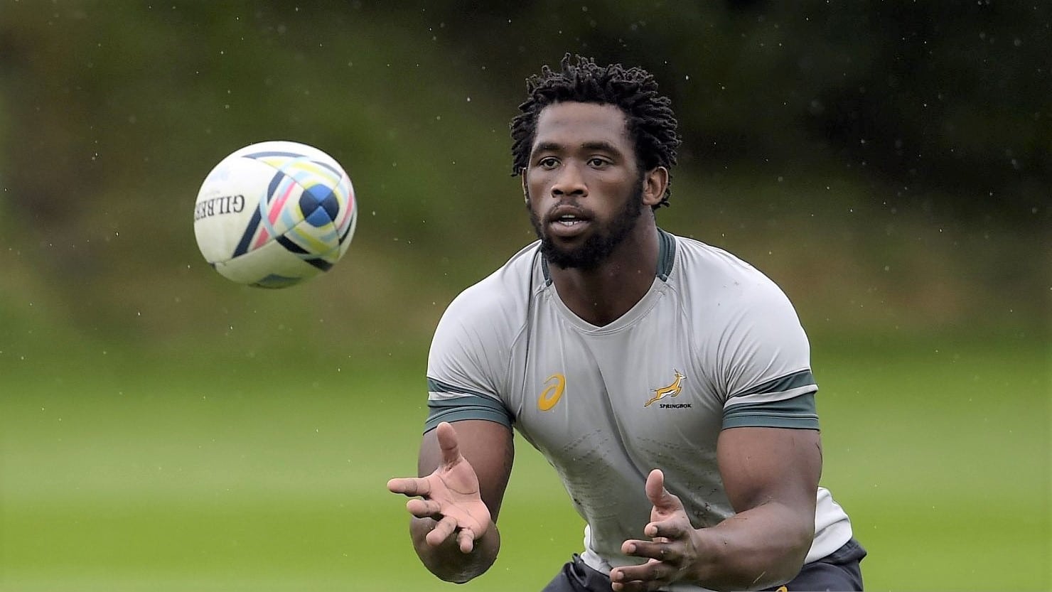 You are currently viewing Kolisi opens up on struggles with alcohol