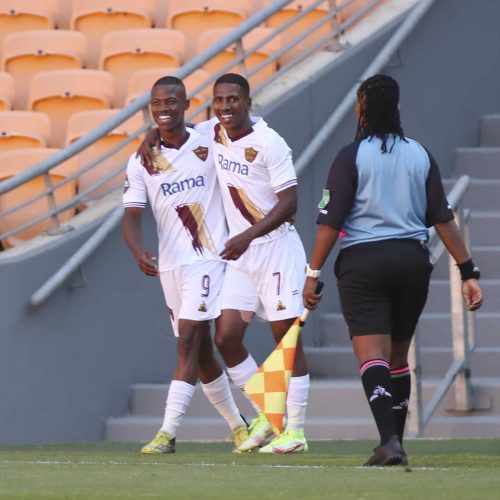 Stellies edge Chiefs to remain unbeaten