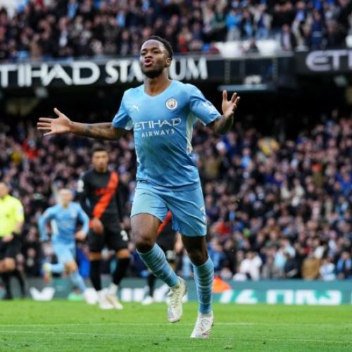 Manchester City ease past Everton to close in on Chelsea