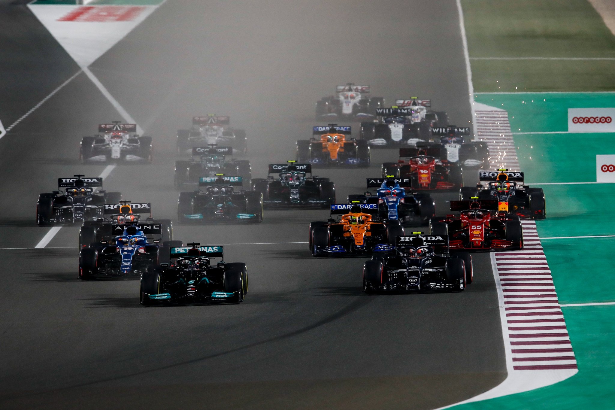You are currently viewing Hamilton wins Qatar GP to maintain title momentum