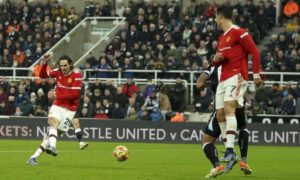 Read more about the article Cavani strikes as Man United held by Newcastle
