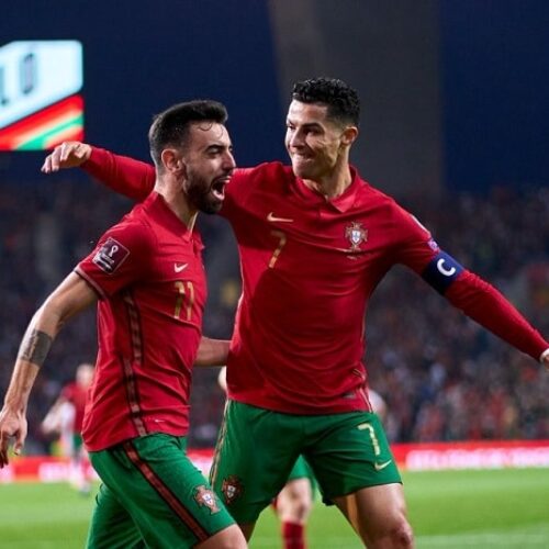 Fernandes fires Portugal to World Cup, Lewandowski downs Sweden