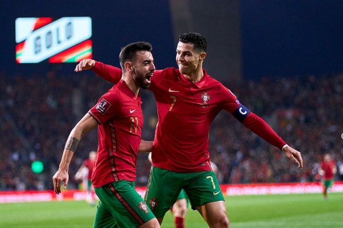 You are currently viewing Fernandes fires Portugal to World Cup, Lewandowski downs Sweden