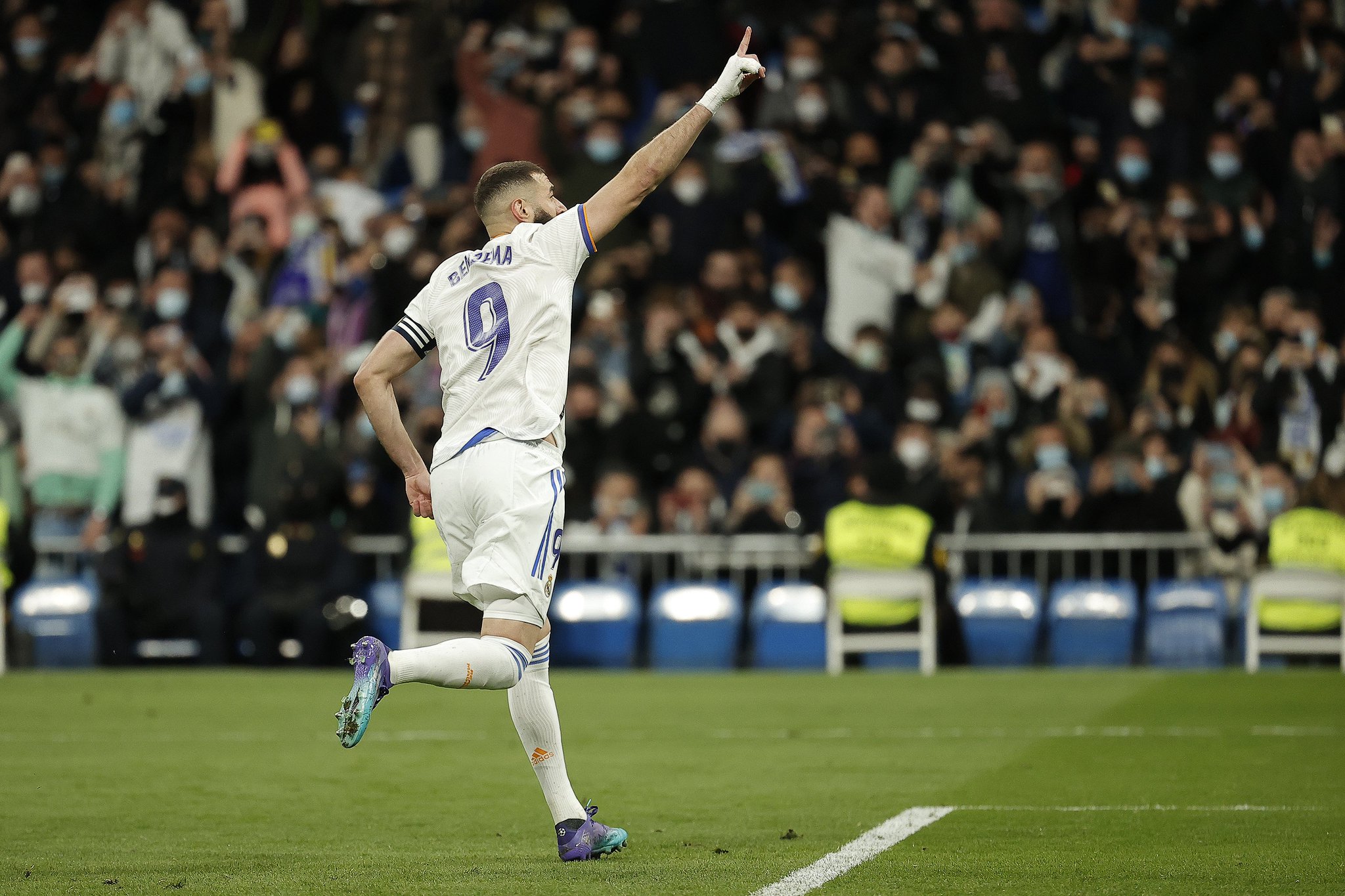 You are currently viewing UCL wrap: Benzema hat-trick stuns PSG, Man City through with draw