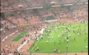 Read more about the article Watch: Nigerian fans storm pitch, damage stadium after failing to qualify for World Cup