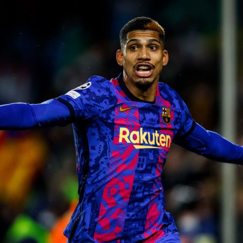 Ronald Araujo pens new deal with Barca until 2026