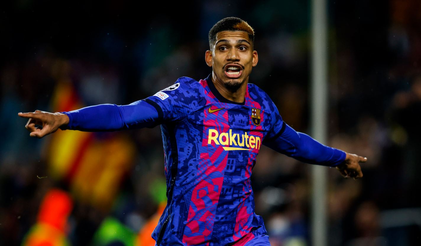 You are currently viewing Ronald Araujo pens new deal with Barca until 2026