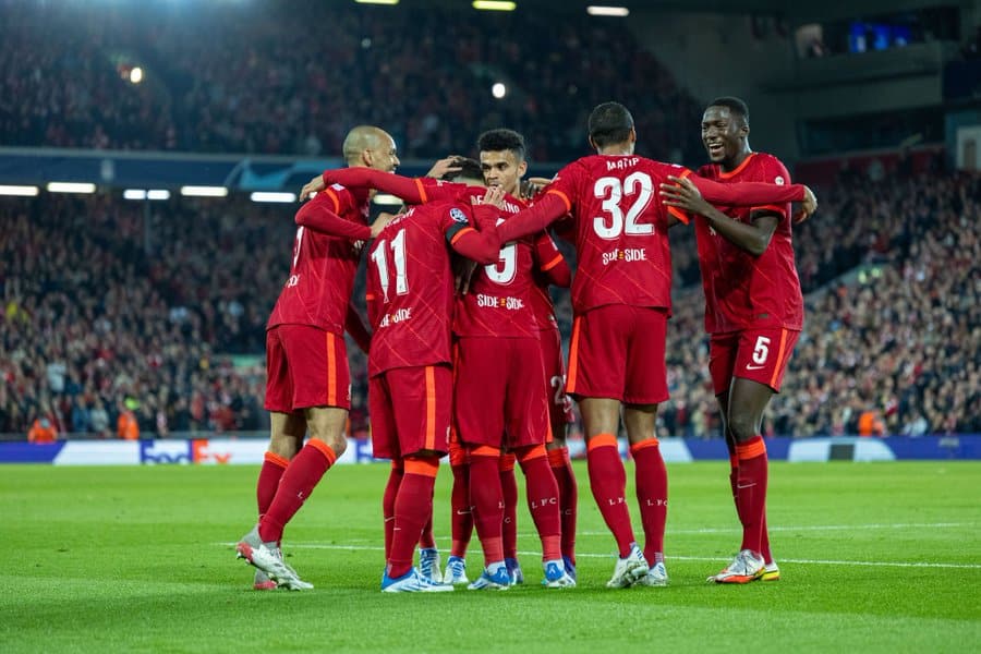 You are currently viewing Liverpool face fixture crunch in Premier League title bid