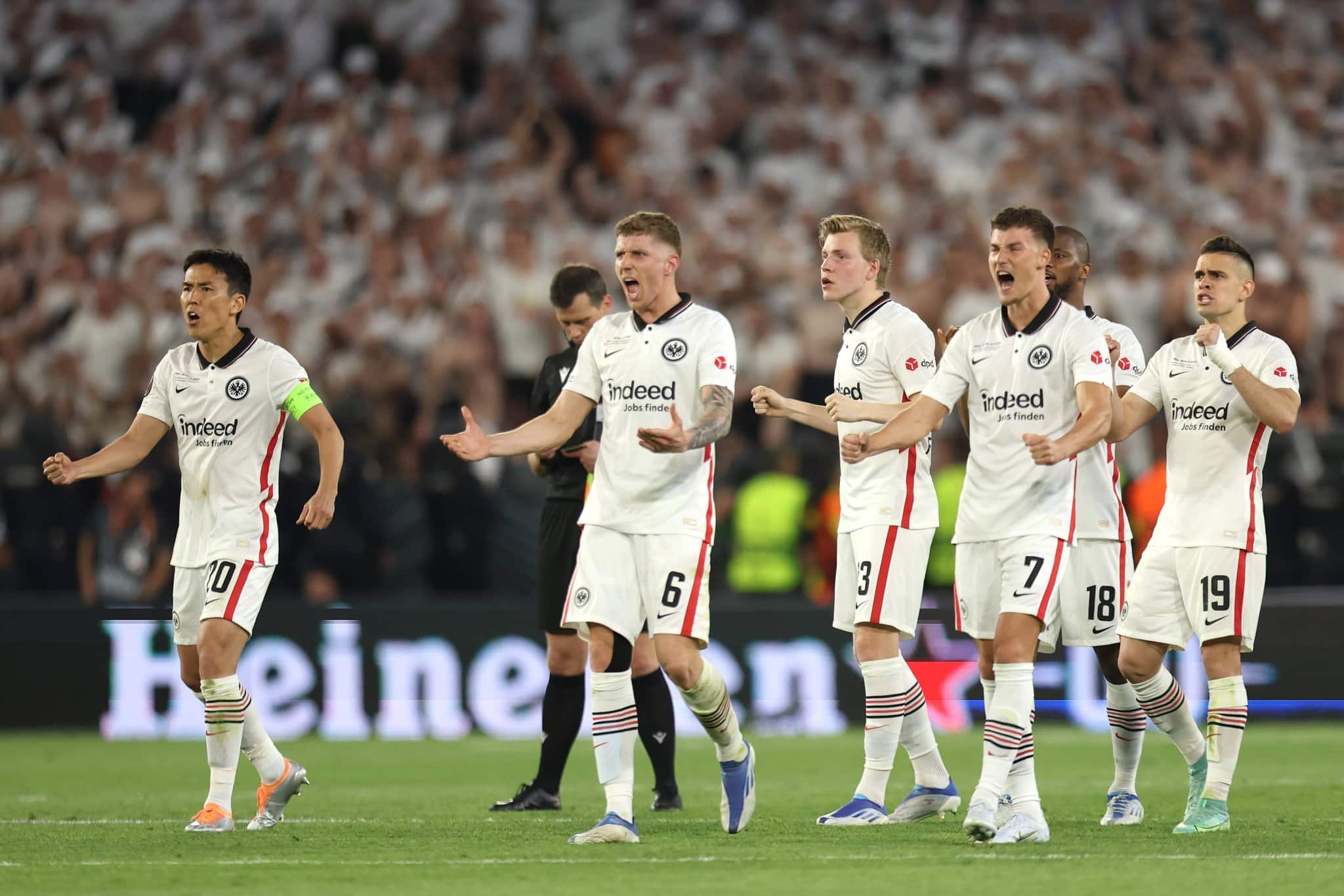 You are currently viewing Highlights: Trapp the hero as Frankfurt win UEL