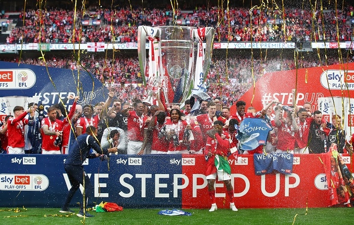 LONDON, ENGLAND - MAY 29: Lewis Grabban of Nottingham forest lifts the trophy following their team's victory in the Sky Bet Championship Play-Off Final match between Huddersfield Town and Nottingham Forest at Wembley Stadium on May 29, 2022 in London, England. (Photo by Christopher Lee/Getty Images)