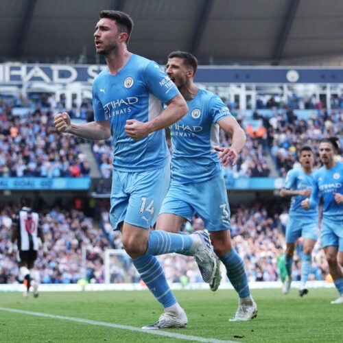 Man City reclaim top spot in style