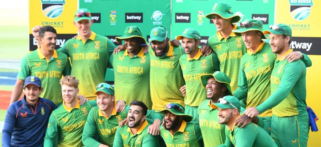 South Africa's cricketers led by captain Temba Bavuma (C/FRONT) pose with their winners trophy during a presentation ceremony after the third one-day international (ODI) cricket match between South Africa and India at Newlands Stadium in Cape Town on January 23, 2022. (Photo by RODGER BOSCH / AFP) (Photo by RODGER BOSCH/AFP via Getty Images)