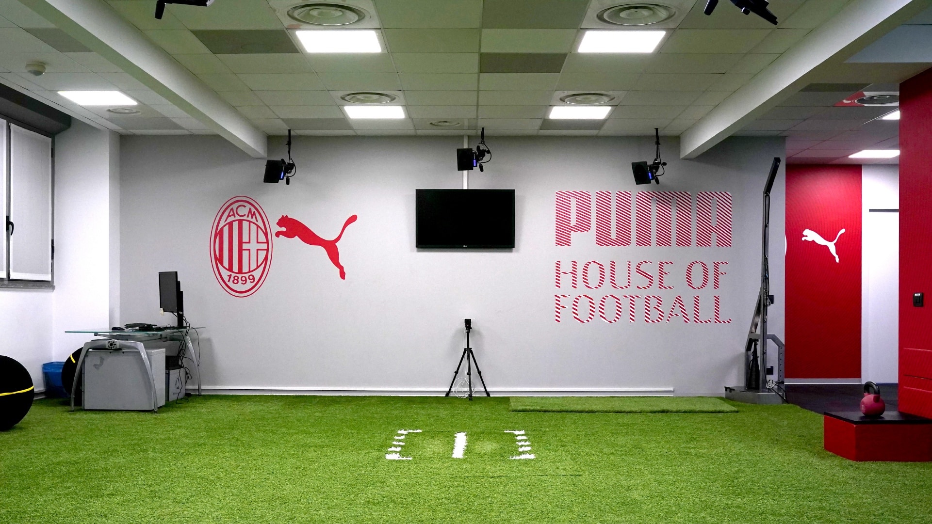 You are currently viewing PUMA renew partnership with AC Milan