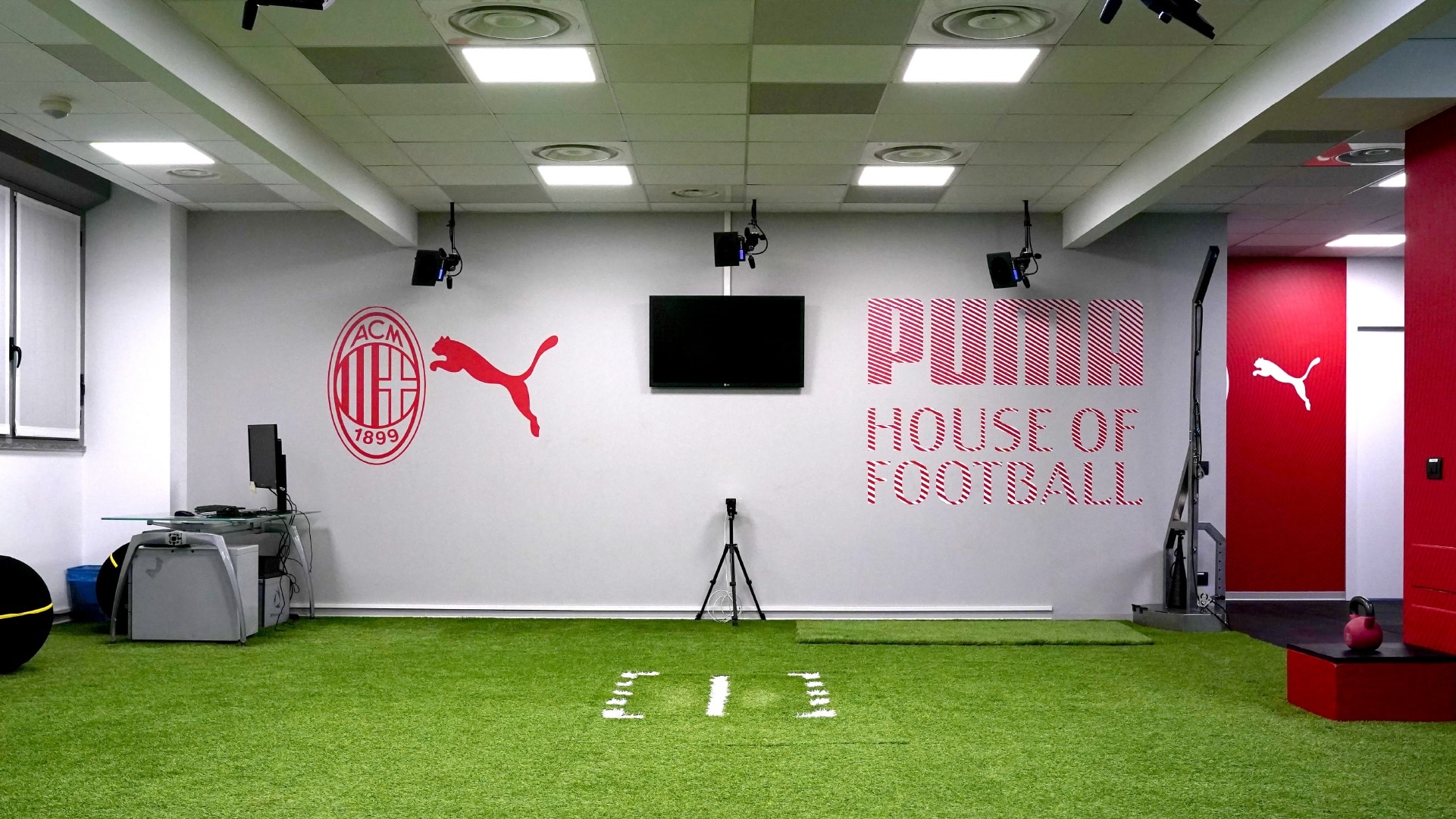 You are currently viewing PUMA renew partnership with AC Milan